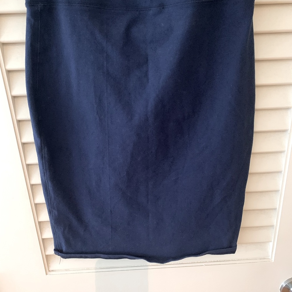 Old Navy pencil navy blue skirt. Elastic band. Size medium.